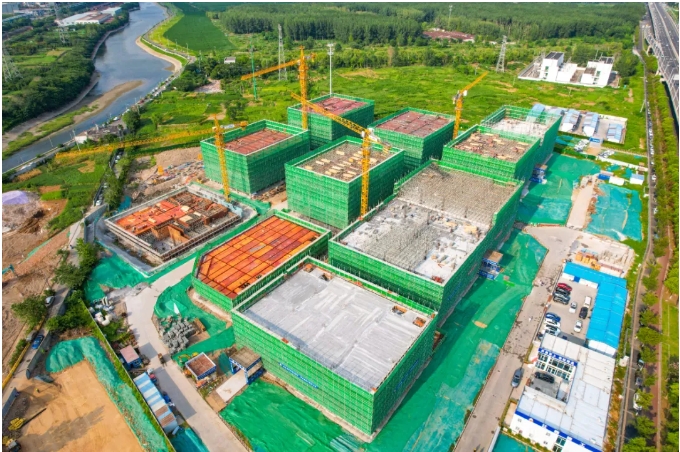 浦仪公路旁，，，，，竖起工业新地标